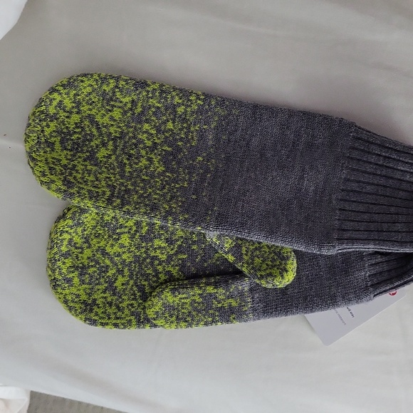 Womens light and bright mittens by lulu lemon! - Picture 4 of 10